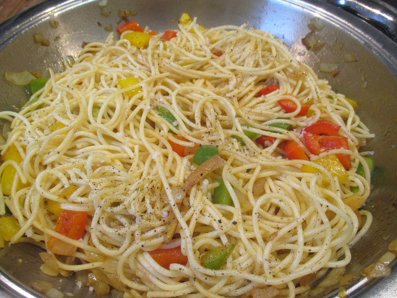 Spaghetti-Pfanne Reste verwerten,Spaghetti-Pfanne, Hähnchen,Paprika,