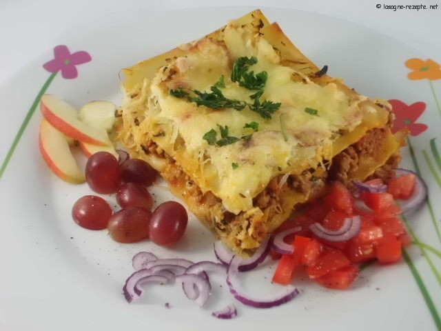 Sauerkraut-Lasagne mit Apfel,Weintrauben und Hackfleisch