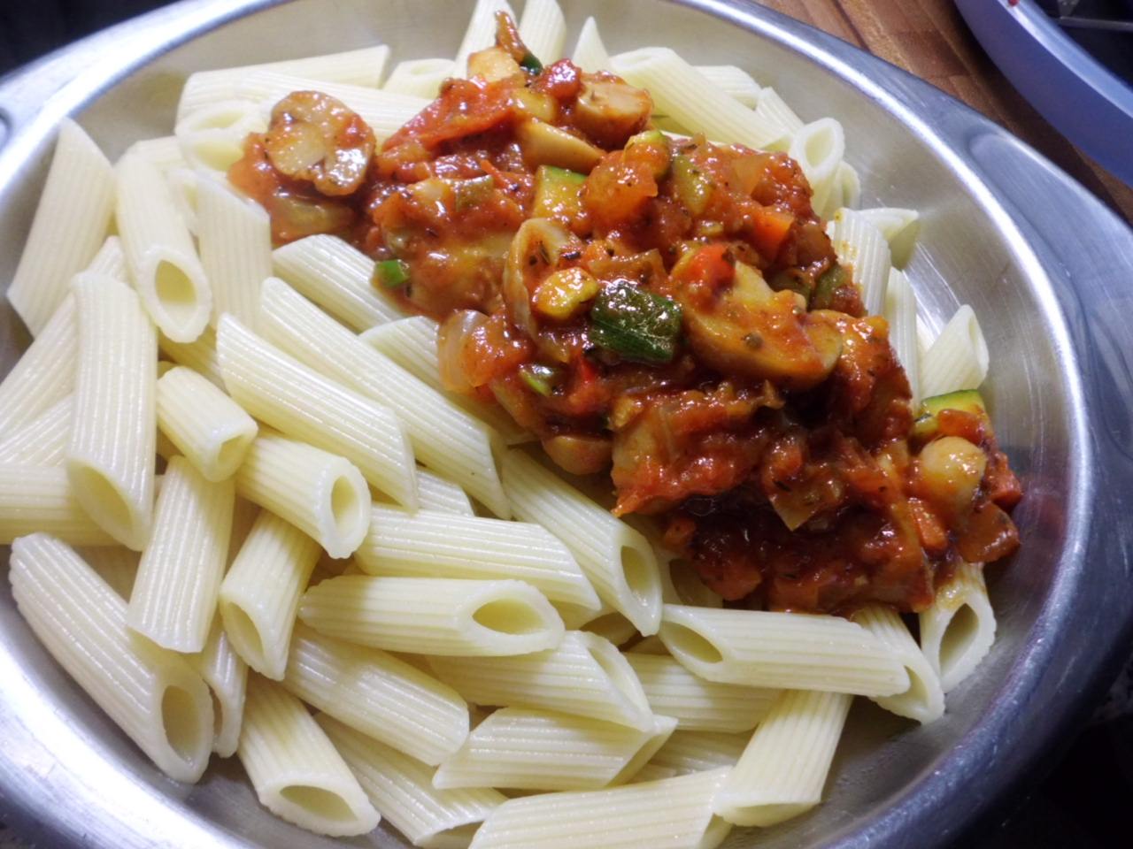 Gemüse Pasta und Pizzaiolasauce vegetarisch gekocht