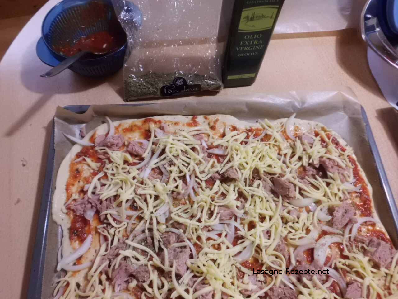Eine Thunfisch Pizza einfach und schnell backen wie beim Italiener