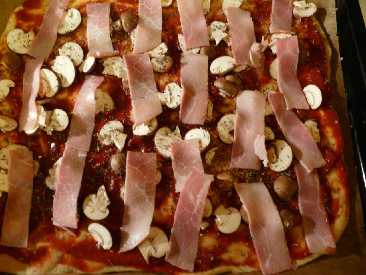 Pizzateig selber machen für eine leckere Schinken Pizza wie in Italien